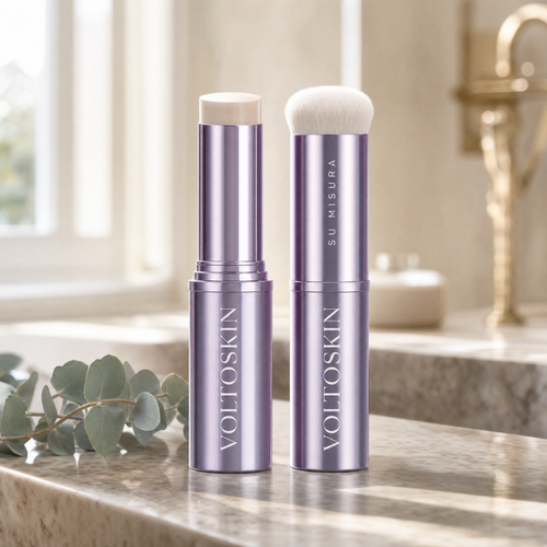 Voltoskin Su Misura Foundation Stick mit Pinsel auf Marmorablage
